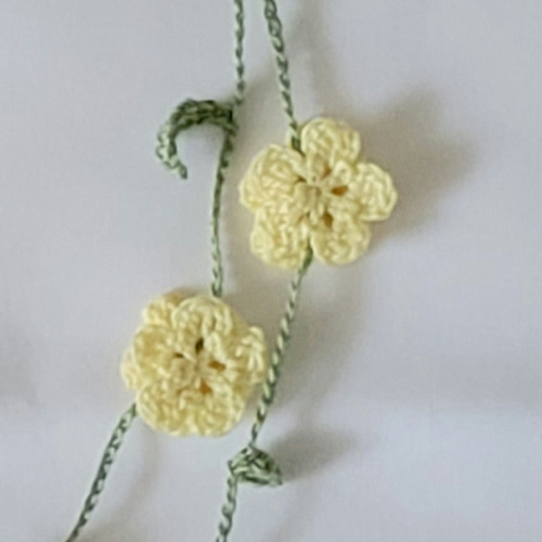 レース編みのお花のラリエット♪(イエロー) ネックレス・ペンダント る  