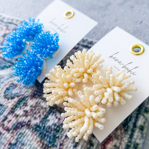 珊瑚みたいなポンポンピアス/イヤリング ビーズ刺繍 ピアス 珊瑚みたいなポンポンピアス/イヤリング ビーズ刺繍 ピアス