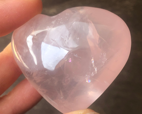 虹入り☆ハート形ローズクォーツ☆瀧川神社にて浄化☆50g☆握り石にも