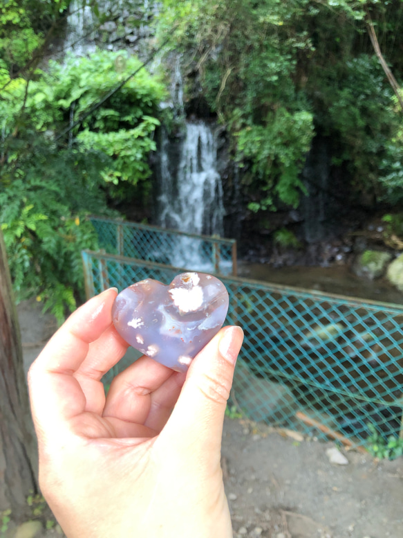 ブラックフラワーアゲートハート⭐︎49mm⭐︎瀧川神社にて浄化☆握り石、インテリアにも♪☆No.1 15枚目の画像