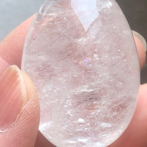 天然水晶☆虹入り！☆瀧川神社にて浄化☆エッグ☆たまご☆握り石☆46g