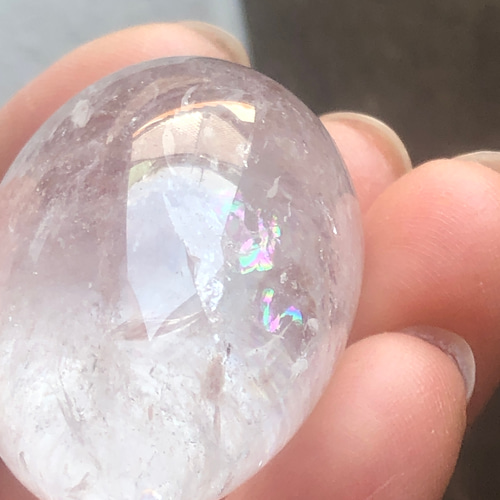 天然水晶☆虹入り！☆瀧川神社にて浄化☆エッグ☆たまご☆握り石☆46g