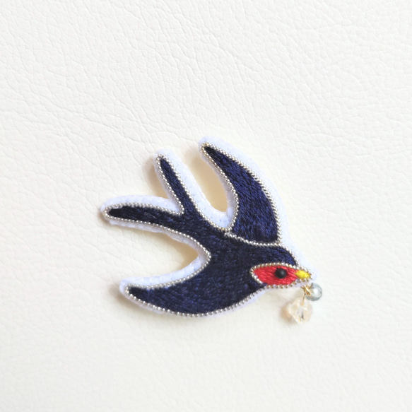 ツバメの刺繍ブローチ 4枚目の画像