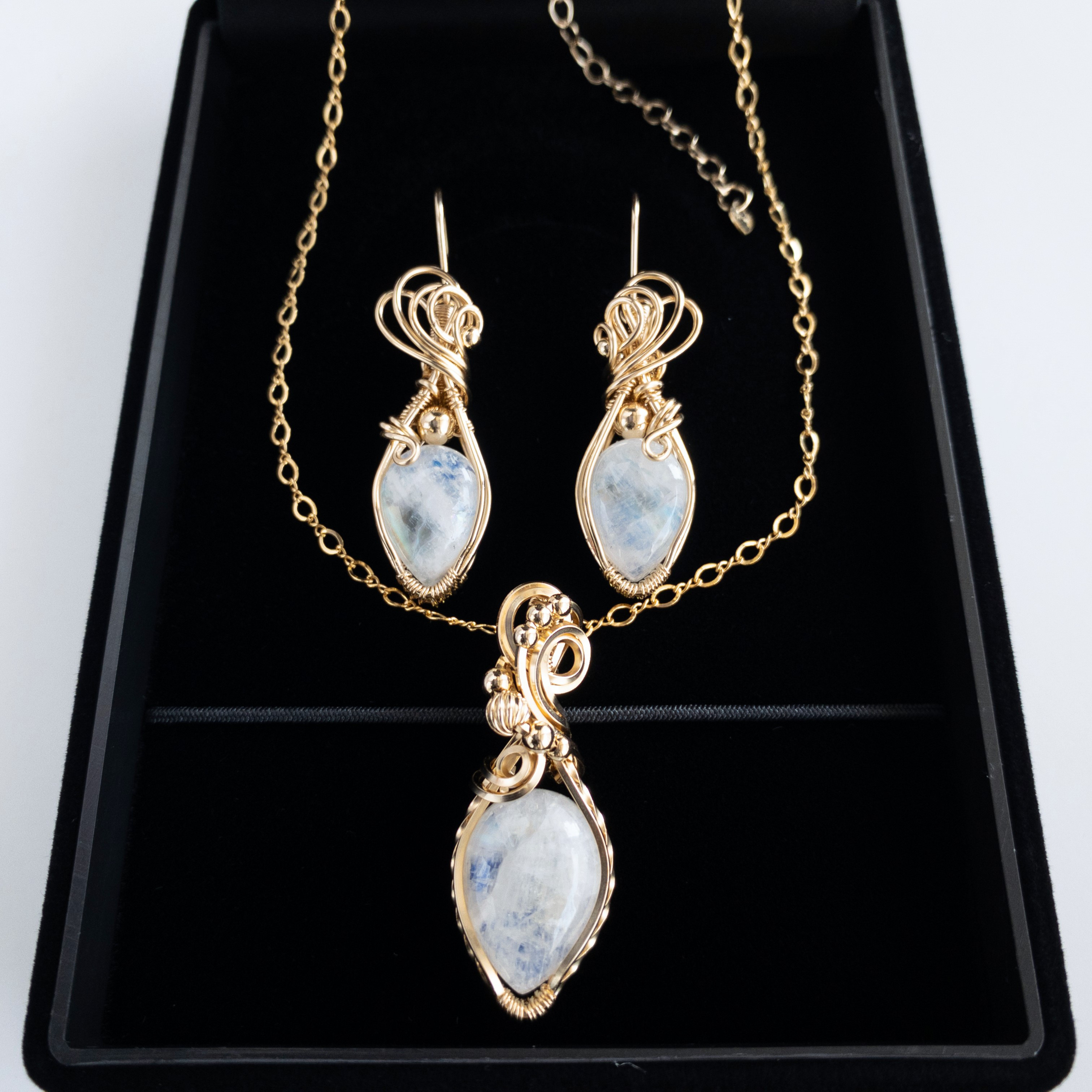 ＜レインボームーンストーン＞ 14kgf ピアス＆ペンダント セット（ジュエリーケース付） 22,630円