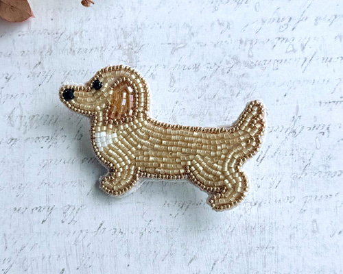 ビーズ刺繍のうちの子ブローチ・ミニチュアダックスフンド（クリーム