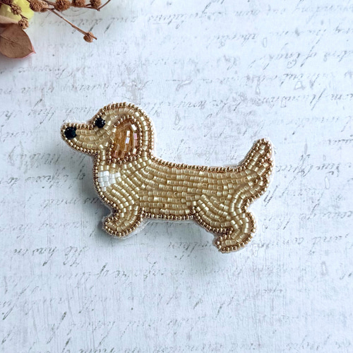 ビーズ刺繍のうちの子ブローチ・ミニチュアダックスフンド（クリーム