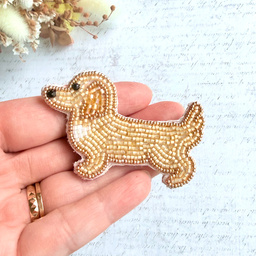 ビーズ刺繍のうちの子ブローチ・ミニチュアダックスフンド（クリーム