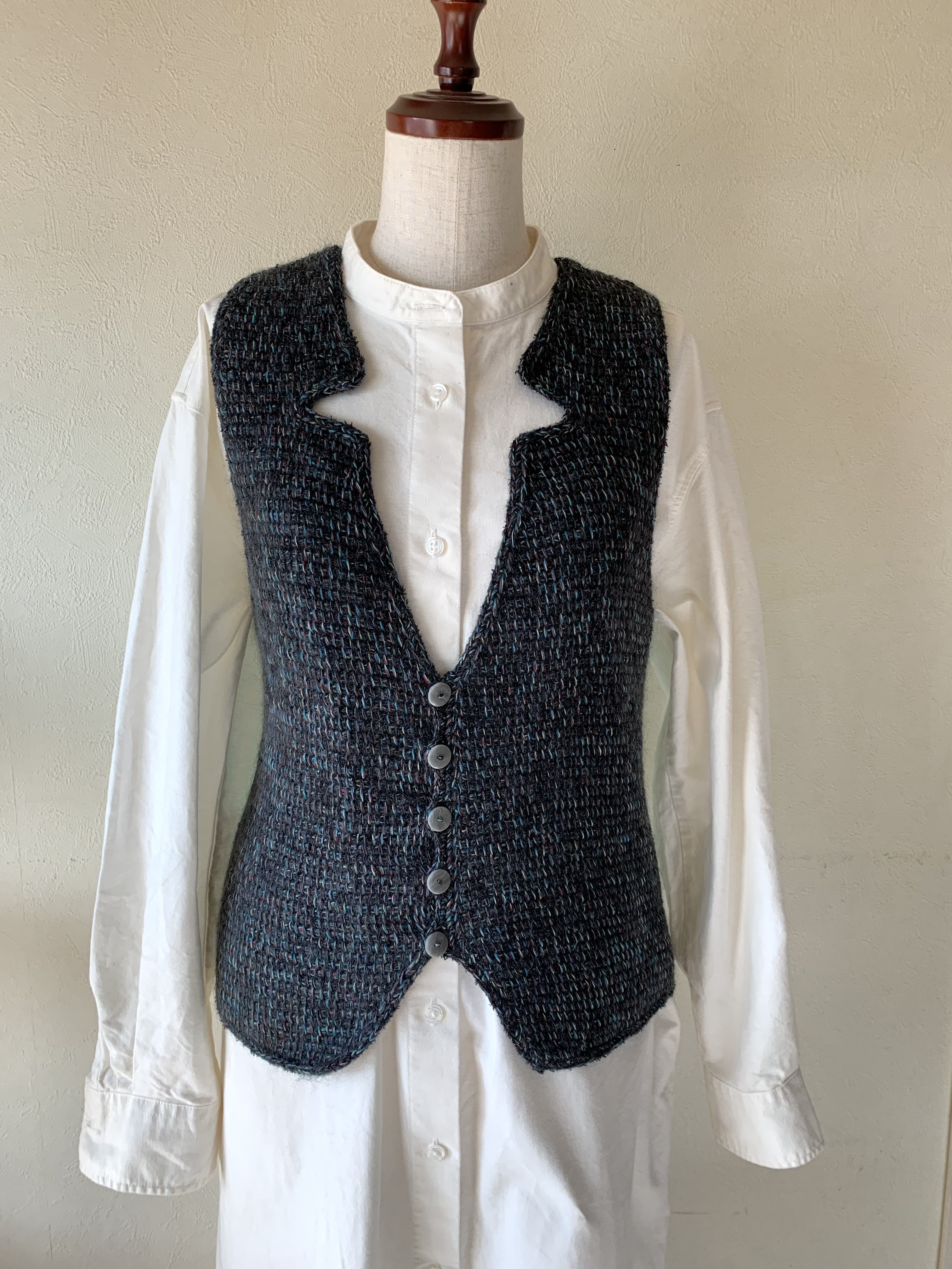 画家のカッティングノッチベスト/マグリッド