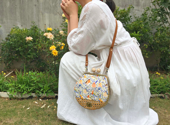 鳥庭園 藤編み ホワイトがまぐち がま口ポーチ 夏日 軽量 ショルダーバッグ 斜めがけバッグ 誕生日プレゼント 妻 彼女 10枚目の画像