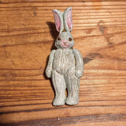 白ウサギのブローチ〈樹脂粘土〉 1枚目の画像