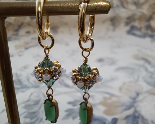 ドイツ製ヴィンテージglass とビーズモチーフのフープピアス