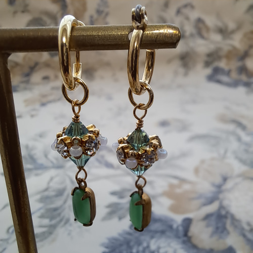 ドイツ製ヴィンテージglass とビーズモチーフのフープピアス