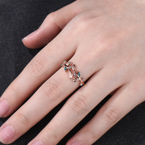 エレガントな葉形リング ルビー付き abd613b81c8311fb20da9dfda1151d