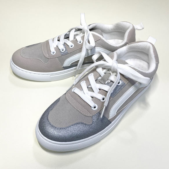 時尚不對稱三色運動鞋（淺灰色x白色x銀色）22.5cm~25.0cm 第1張的照片