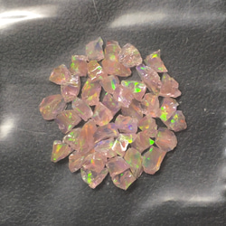 《合成オパール》(フローレスオパール) 原石 ピンク/マルチ斑 1.4g ④ 1枚目の画像