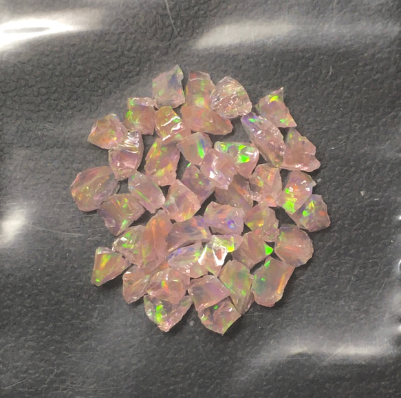 《合成オパール》(フローレスオパール) 原石 ピンク/マルチ斑 1.4g ④ 1枚目の画像