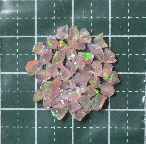 《合成オパール》(フローレスオパール) 原石 ピンク/マルチ斑 1.4g ④ 2枚目の画像