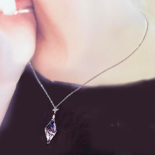 とろけるロックアイス 溶けかけ氷のガラスのネックレス・ペンダント