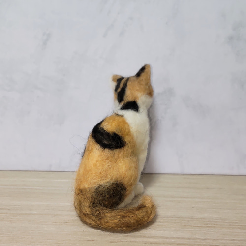 羊毛フェルト】ミニミニ三毛猫~お座り~ 羊毛フェルト パステル 羊毛フェルト】ミニミニ三毛猫~お座り~ 羊毛フェルト パステル