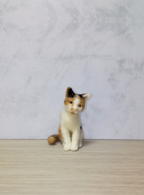 【羊毛フェルト】ミニミニ三毛猫~お座り~ 2枚目の画像
