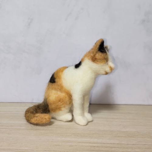 フェルト ミニまねきねこ リース 三毛猫R お宝無し 羊毛フェルト】ミニミニ三毛猫~お座り~ 羊毛フェルト パステル