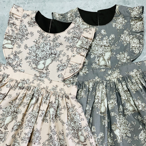ハンドメイド子供服 上品なネイビーカラーの花柄前掛けエプロンワンピース ネモフィラワンピース ライトブルーのカラーも可愛すぎました