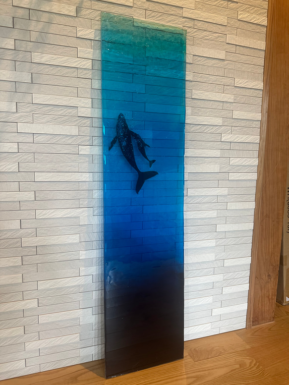 新作　壁掛けアートパネル 鯨の海　ホエール　ブルーシー　クジラの親子　水中90×25 3枚目の画像