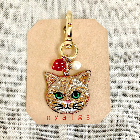 いちごとパールの猫さん刺繍キーホルダー✩.*˚ 3枚目の画像