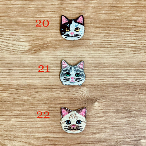 あず★　白猫　茶トラ猫　三毛猫　いちご苺チャーム　レジン猫キーホルダー キーホルダー 猫 刺繍 ワッペン ネコ ネコ柄 チャーム ペット 茶