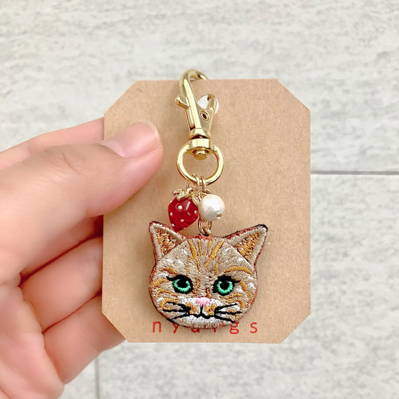 いちごとパールの猫さん刺繍キーホルダー✩.*˚ 2枚目の画像