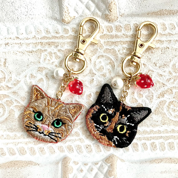 いちごとパールの猫さん刺繍キーホルダー✩.*˚ その他