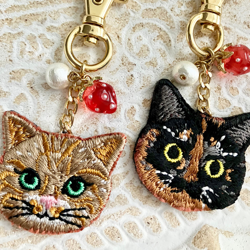 ฅ❤️ 猫　ねこ　レジン　チャーム　いちご　バックチャーム　ハンドメイド ฅ❤️ 猫 ねこ レジン チャーム いちご バックチャーム