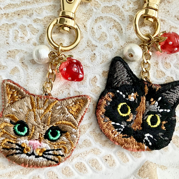 いちごとパールの猫さん刺繍キーホルダー✩.*˚ 5枚目の画像