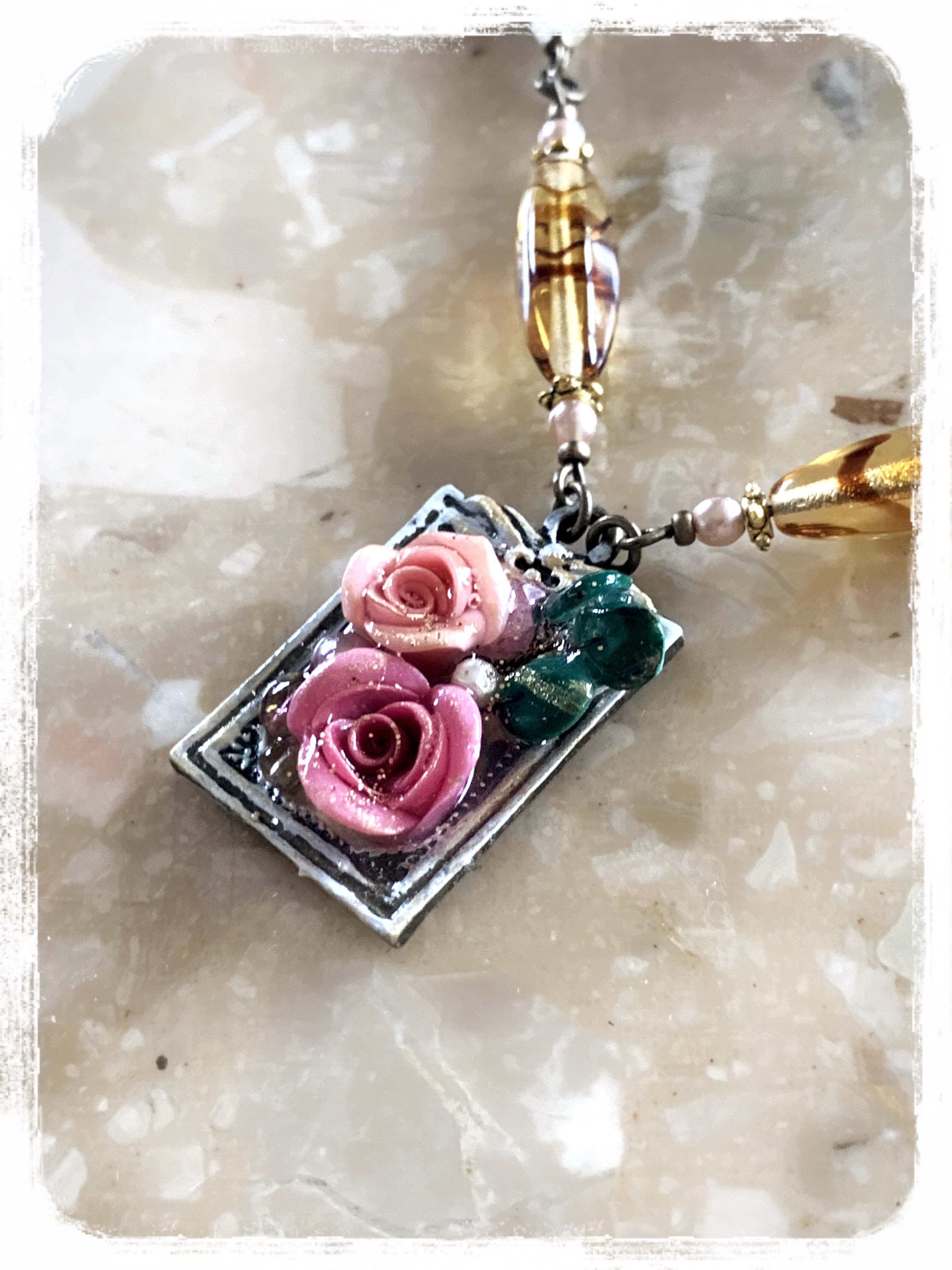 薔薇のネックレス(スクエアフレーム)