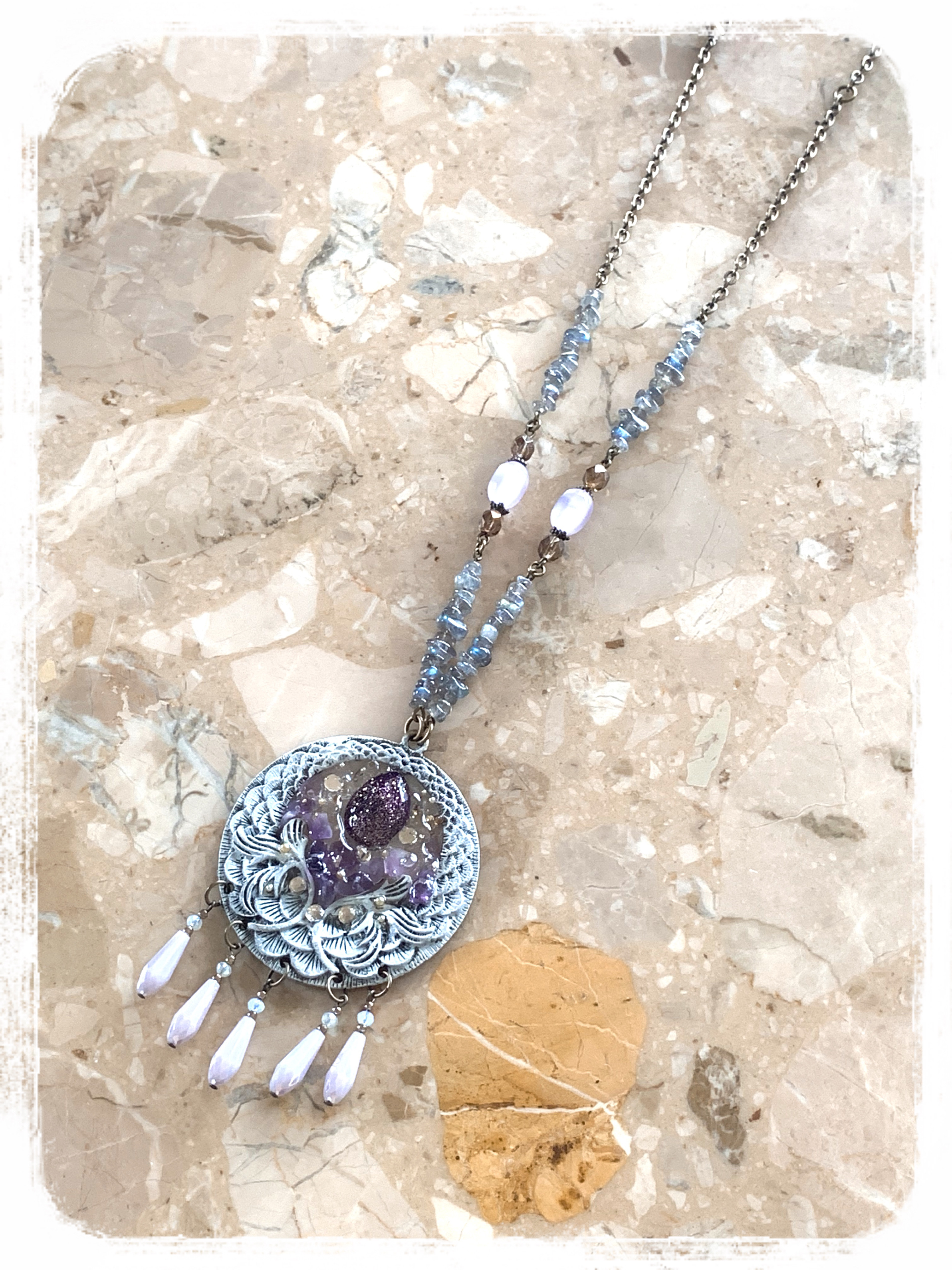 天然石と着色メタルのネックレス