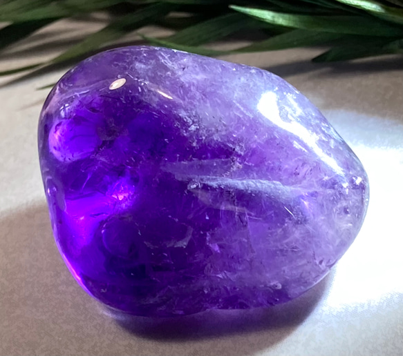 虹入り✨　星空アメジスト　ウルグアイ産　原石　タンブル　紫水晶 1枚目の画像