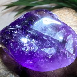 虹入り✨　星空アメジスト　ウルグアイ産　原石　タンブル　紫水晶 3枚目の画像