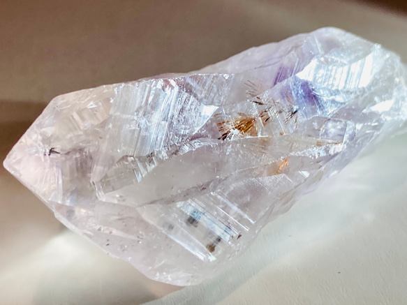 カコクセナイト内包✨レインボー　ラベンダーアメジスト　結晶　ラフストーン　原石 1枚目の画像