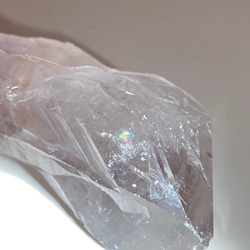 カコクセナイト内包✨レインボー　ラベンダーアメジスト　結晶　ラフストーン　原石 3枚目の画像
