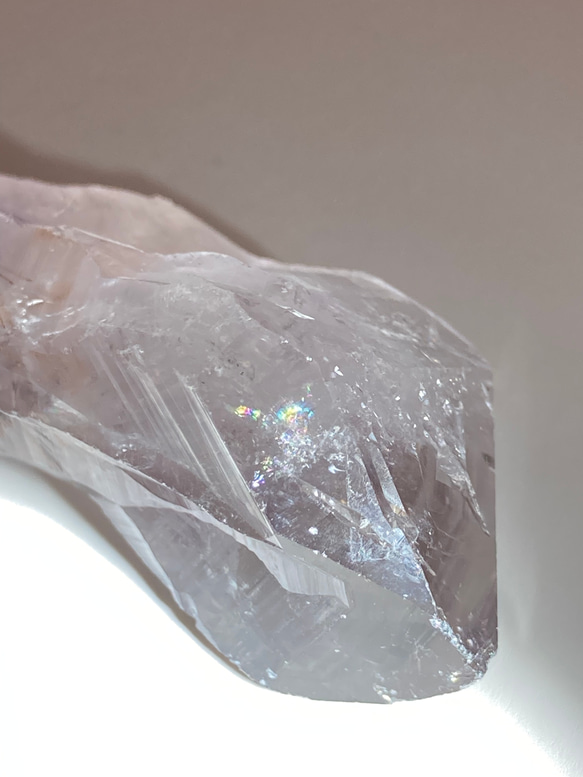 カコクセナイト内包✨レインボー　ラベンダーアメジスト　結晶　ラフストーン　原石 3枚目の画像