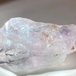 カコクセナイト内包✨レインボー　ラベンダーアメジスト　結晶　ラフストーン　原石 7枚目の画像
