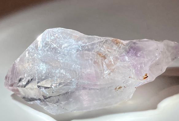 カコクセナイト内包✨レインボー　ラベンダーアメジスト　結晶　ラフストーン　原石 7枚目の画像