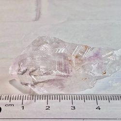 カコクセナイト内包✨レインボー　ラベンダーアメジスト　結晶　ラフストーン　原石 8枚目の画像