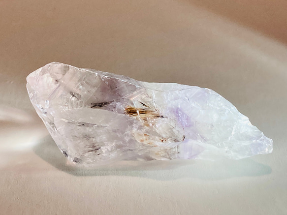 カコクセナイト内包✨レインボー　ラベンダーアメジスト　結晶　ラフストーン　原石 5枚目の画像