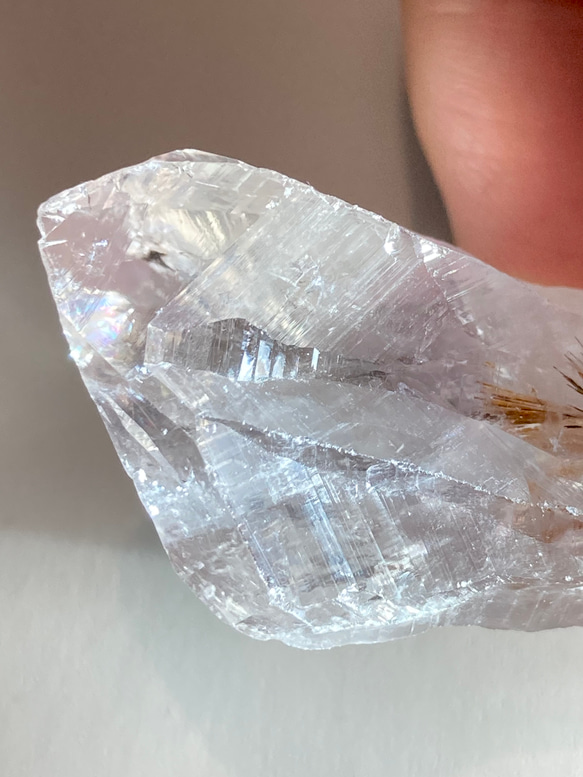 カコクセナイト内包✨レインボー　ラベンダーアメジスト　結晶　ラフストーン　原石 4枚目の画像