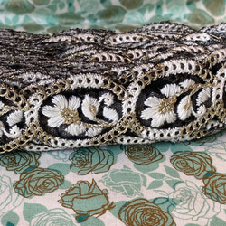 新入荷！とっても素敵な刺しゅう！『インド刺繍リボン 　花柄　ブラック』～巾約4cm×50㎝単位でカット〜 1枚目の画像
