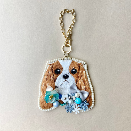 キャバリアの手刺繍バッグチャーム・キーホルダー（ブルー系） バッグ