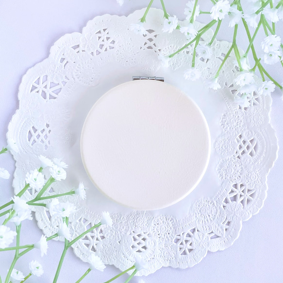 白いちご柄ミルキーピンクコンパクトミラー　鏡 手鏡 かわいい バイカラー 花柄 ホワイト 白 フラワー 清楚 ギフト 2枚目の画像