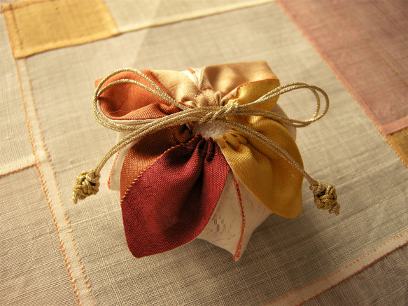 韓国手芸・ポジャギのミニ花びら巾着（シルク） 巾着袋 Pojagi Style