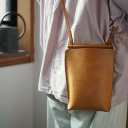 《受注製作》[asta] smartphone bag/ 革と真鍮棒のスマホポシェット 8枚目の画像